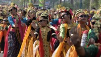 Sejumlah peserta membawakan Tarian Ronggeng Massal Beken saat acara Gema Nusa Patriot Art Festival 2019 di Bekasi, Jawa Barat, Minggu (24/11/2019).