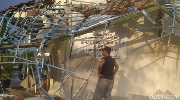 Angin Kencang Landa 5 Kecamatan di Klaten, Banyak Pohon Tumbang