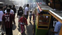 Sejumlah PKL yang didominasi pedagang makanan ini ramai diserbu warga.