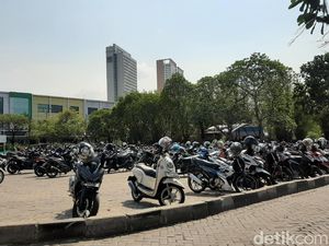 Cerita Duka Tukang Parkir: Helm Hilang hingga Dibawa ke Polisi