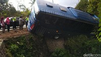 Saat melaju dari Banjar menuju Ciamis kondisi jalan basah karena gerimis. Saat di tikungan bus tersebut diduga tergelincir dan mengalami oleng. Sopir tidak bisa mengendalikan laju kendaraan.