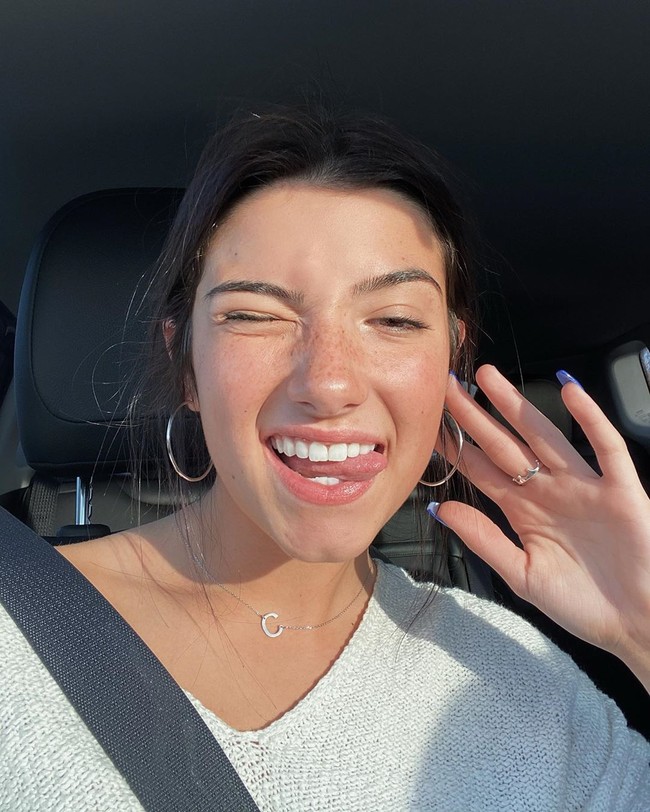 Bisa dibilang Charli Damelio meraih popularitasnya dalam semalam. Dalam waktu singkat, remaja asal AS tersebut telah mengumpulkan lebih dari 5 juta pengikut di TikTok. Jadi favorit para remaja di platform video tersebut, ia pun dijuluki ratu TikTok. Foto: Instagram @charlidamelio