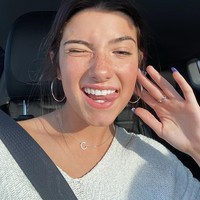 Bisa dibilang Charli Damelio meraih popularitasnya dalam semalam. Dalam waktu singkat, remaja asal AS tersebut telah mengumpulkan lebih dari 5 juta pengikut di TikTok. Jadi favorit para remaja di platform video tersebut, ia pun dijuluki ratu TikTok. Foto: Instagram @charlidamelio