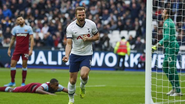 Harry Kane cetak gol pemungkas Tottenham ke gawang West Ham.