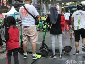Membandel, Sejumlah Warga Gunakan Skuter Listrik Saat CFD Jakarta