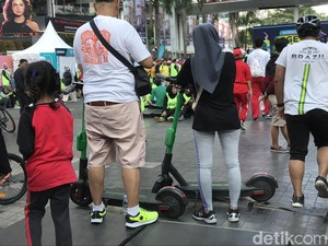 Membandel, Sejumlah Warga Gunakan Skuter Listrik Saat CFD Jakarta