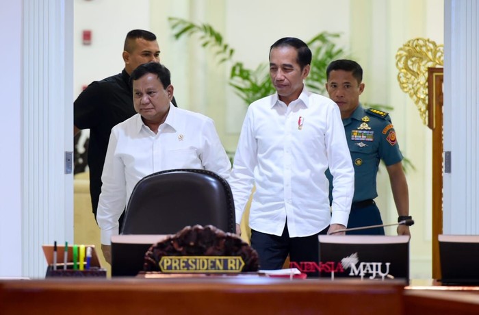 Presiden Jokowi dan Menhan Prabowo Subianto saat memasuki ruang rapat terbatas.