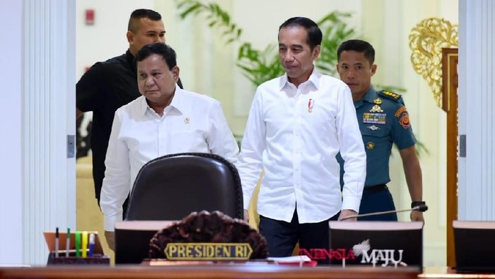 Presiden Jokowi dan Menhan Prabowo Subianto saat memasuki ruang rapat terbatas.