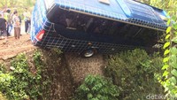 Bus akhirnya nyungsep ke jurang dengan kedalaman sekitar 4 meter dengan posisi menggantung. Kejadian tersebut menjadi tontonan warga. Beruntung, seluruh penumpang dan sopir dalam kondisi selamat.