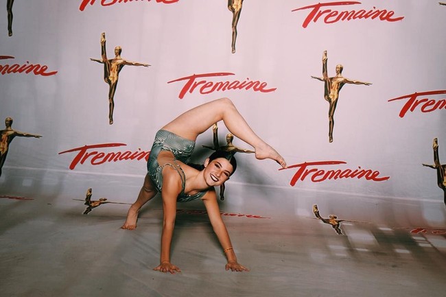 Aku tidak tahu harus berkata apa mengenai itu. Aku tahu bertahun-tahun latihan tidak akan membantu untuk menari tarian TikTok tapi aku tahu tarian TikTok menyenangkan, ungkapnya. Foto: Instagram @charlidamelio