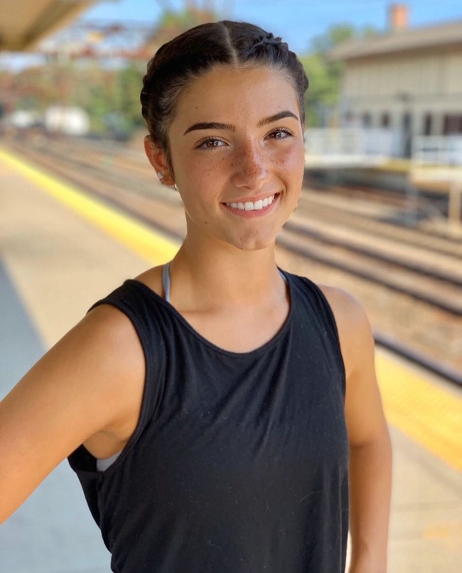 Kebanyakan video Charli diambil di kamar tidurnya. Foto: Instagram @charlidamelio