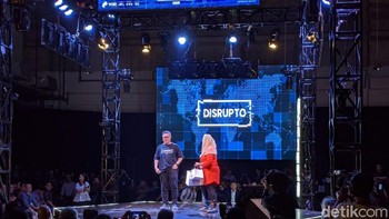 Furhat Robotik yang mampu berkomunikasi dua arah dengan ekspresi wajah dan gestur yang natural telah tampil di hari pertama. Sayangnya, kendala teknis membuat ekspresi wajah dari robot ini tidak bisa dilihat para pengunjung. Foto: detikINET/Agus Tri Haryanto