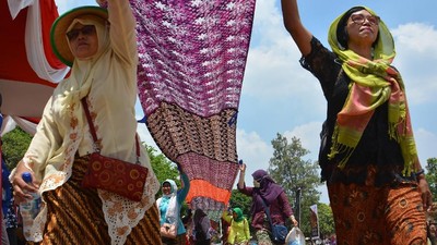 Parade Batik Sepanjang 1.000 Meter Mejeng di Mojokerto