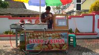 Gurih Wangi Kue Gandos Khas Blitar dengan Rasa Asli Ini Diburu Pembeli