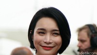 Dengan wajah khas oriental, para wanita ini sesekali melepas senyuman.