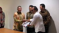 Ahok menerima SK langsung dari Wakil Menteri BUMN Kartika Wirjoatmodjo. Foto: Istimewa