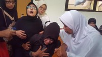 Mereka pun serempak menggotong Ibu-ibu yang pingsa untuk keluar ke ruang sidang. Mereka serempak meninggalkan PN Depok dengan raut muka kecewa.