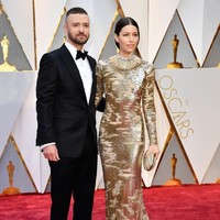 4. Perjanjian Pra Nikah Rp 7 Miliar Sama seperti pernikahan selebriti lainnya, Justin Timberlake dan Jessica Biel juga memiliki perjanjian pra nikah. Dalam perjanjian tersebut, Jessica meminta Justin untuk membayar senilai US$ 500 ribu atau sekitar Rp 7 miliar jika sang suami menyimpang dalam pernikahan, termasuk jika ia ketahuan berselingkuh.  Foto: Getty Images Foto: Getty Images