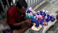 Agar kerajinan ondel-ondelnya makin menarik, Wijaya menambahkan berbagai pernak-pernik sebagai pemanis kerajinan tangannya tersebut.