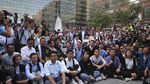 Sorak Sorai Warga Hong Kong Rayakan Kemenangan Partai Pro-Demokrasi
