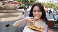 Jalan-jalan ke Kota Tua, YouTuber Korea Ini Cicip Kerak Telor dan Selendang Mayang!