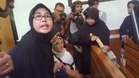 Kita orang-orang yang benar-benar nabung dari seperak, dua perak, untuk berangkat umrah. Tapi ternyata seperti ini. Apalagi pemerintah akan ambil asetnya, alangkah nggak punya hati banget pemerintah, kata Emi sambil menceritakan usahanya untuk berangkat umrah.