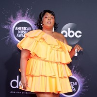 Tidak ketinggalan, sepasang sandal heels putih minimalis dari Stuart Weitzman juga menemani penampilan penyanyi yang juga jago meniup flute. (Foto: Getty Images)