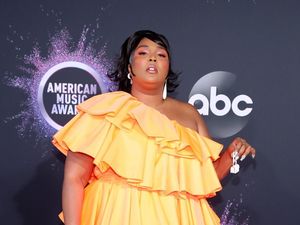 Jawaban Nyeleneh Lizzo soal Isi dalam Tas Super Kecilnya