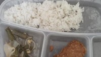 Di Indonesia, terkenal nasi cadong yang dijadikan menu makanan para napi di banyak penjara. Nasi ini dilengkapi dengan berbagai variasi lauk sederhana, seperti sayur tumis, tempe, ikan asin, hingga terong. Foto: Site News