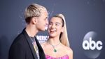 A Lady In Pink! Dua Lipa Memesona di Red Carpet AMAs 2019