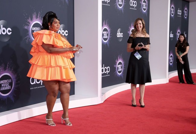 American Music Awards (AMAs) 2019 tengah berlangsung di Los Angeles, California, AS, pada Minggu (24/11/2019) atau Senin pagi WIB. Sederetan penyanyi ternama asal Negeri Paman Sam hadir, tanpa terkecuali Lizzo. (Foto: Getty Images)