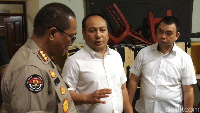 Polda Metro Jaya menggerebek sebuah rumah di daerah Slipi, Jakarta Barat dan mengamankan puluhan warga negara China, Senin (25/11/2019). Polisi menyebut penggerebekan itu terkait kasus penipuan yang dilakukan para pelaku.