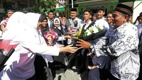 Beberapa murid lainnya tampak memberikan rangkaian bunga. ANTARA FOTO/Irwansyah Putra.