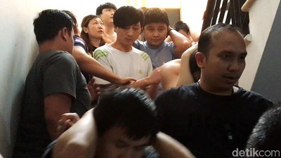 Detik-detik Penangkapan Puluhan WN China di Slipi