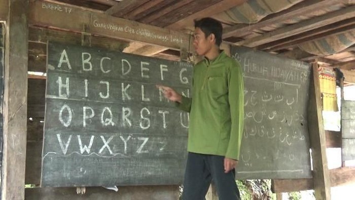 Kisah Guru di Pedalaman Maros, Mengabdi dengan Gaji Rp 250 Ribu per Bulan