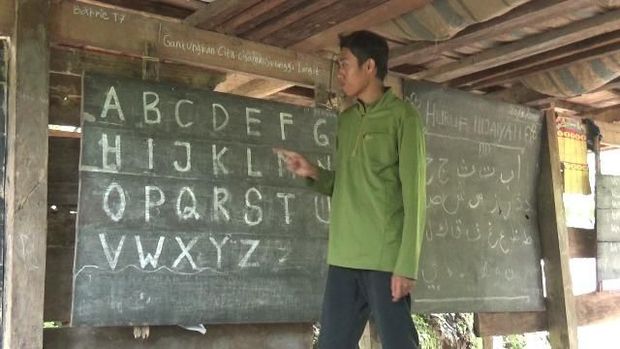 Anak-anak yang dulu belajar di bawah kolong rumah dengan penuh keterbatasan kini telah mendapatkan ruang sekolah.