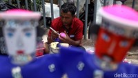 Wijaya nampak sedang membuat kerajinan ondel-ondel dari botol plastik tak terpakai, Jakarta, Senin (25/11/2019).