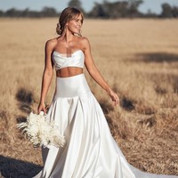 Namun baju pernikahan Steph berbeda dari pengantin kebanyakan. Ia memilih tampil seksi dengan setelan crop top dan rok bervolume bermaterial sutra. Busana tersebut menampilkan perutnya yang sixpack. Foto: instagram @stephclairesmith