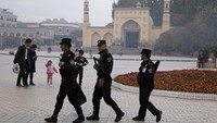 Bocornya dokumen-dokumen itu membuat sorotan kembali mengarah kepada pemerintah China terkait upaya mereka menangani etnis Uighur. Namun, Duta Besar China untuk Inggris menyangkal dokumen-dokumen tersebut seraya menyebutnya berita palsu. AP Photo.