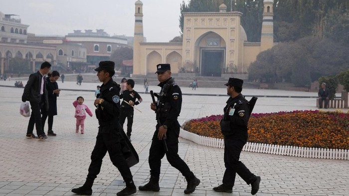 Pemerintah China klaim kamp di Xinjiang, China, tawarkan pelatihan sukarela bagi etnis Uighur. Namun, dokumen rahasia yang bocor ke publik berkata sebaliknya.