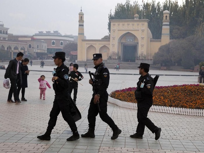 Pemerintah China klaim kamp di Xinjiang, China, tawarkan pelatihan sukarela bagi etnis Uighur. Namun, dokumen rahasia yang bocor ke publik berkata sebaliknya.