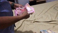 Polisi menemukan uang pecahan Rp 100 ribu dan Rp 50 ribu di kamar lantai 2 itu. Ada juga struk-struk yang disita polisi dari kamar itu.