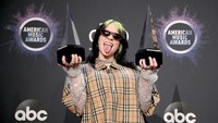 Tapi Billie berhasil memenangkan dua piala perdananya itu di ajang American Music Awards 2019. Rich Fury/Getty Images