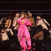Di AMAs 2019, Shania Twain juga mendapat kesempatan untuk bernyanyi di atas panggung. Ia melantunkan secara medley sejumlah hitsnya, seperti Still the one,” “Any Man of Mine,” “That Don’t Impress Me Much dan “Man! I Feel Like a Woman. Tak hanya itu, ia juga memberi kejutan dengan menyanyiakan sejumlah lagu terpopuler masa kini dari Taylor Swift dan Post Malone. (Foto: Getty Images)