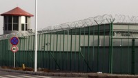 Dilansir dari BBC Indonesia, di antara dokumen-dokumen pemerintah China yang bocor, yang disebut ICIJ The China Cables, terdapat memo sembilan halaman yang dikirim pada tahun 2017 oleh Zhu Hailun, yang saat itu menjabat wakil sekretaris Partai Komunis Xinjiang dan merupakan pejabat keamanan tertinggi di kawasan tersebut, kepada para pengelola kamp. AP Photo.