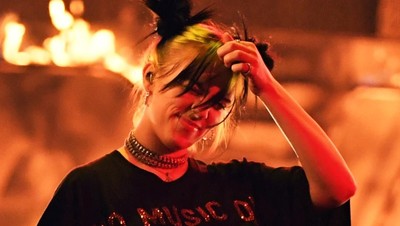 Billie Eilish di AMAs: Baju Anti-Lebah, Bakar Panggung dan Bawa Piala