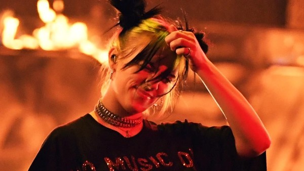 Billie Eilish di AMAs: Baju Anti-Lebah, Bakar Panggung dan Bawa Piala