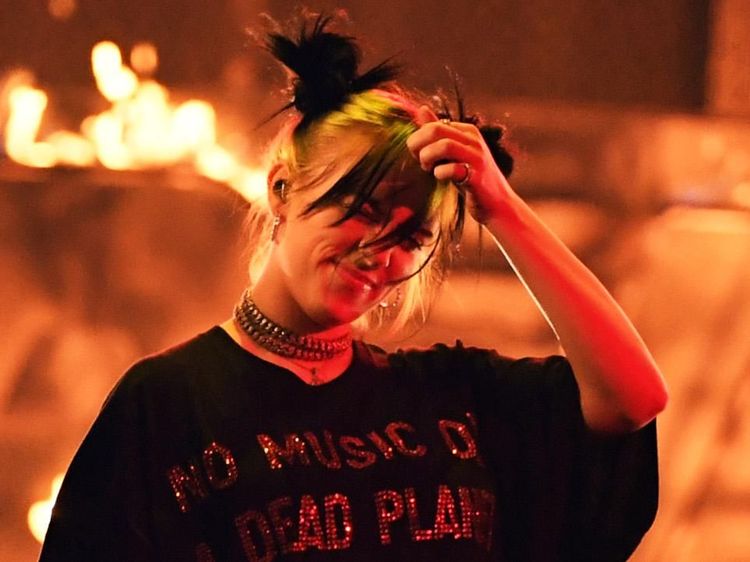 Billie Eilish di AMAs: Baju Anti-Lebah, Bakar Panggung dan Bawa Piala