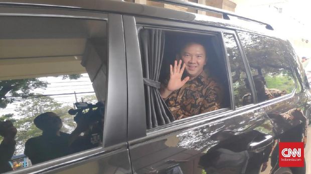 Basuki Tjahja Purnama menumpangi Toyota Land Cruiser.