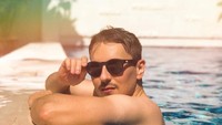 Jorge Lorenzo juga mengunggah fotonya yang sedang bersantai di tepi kolam renang vila privat tersebut (@jorgelorenzo99/Instagram)
